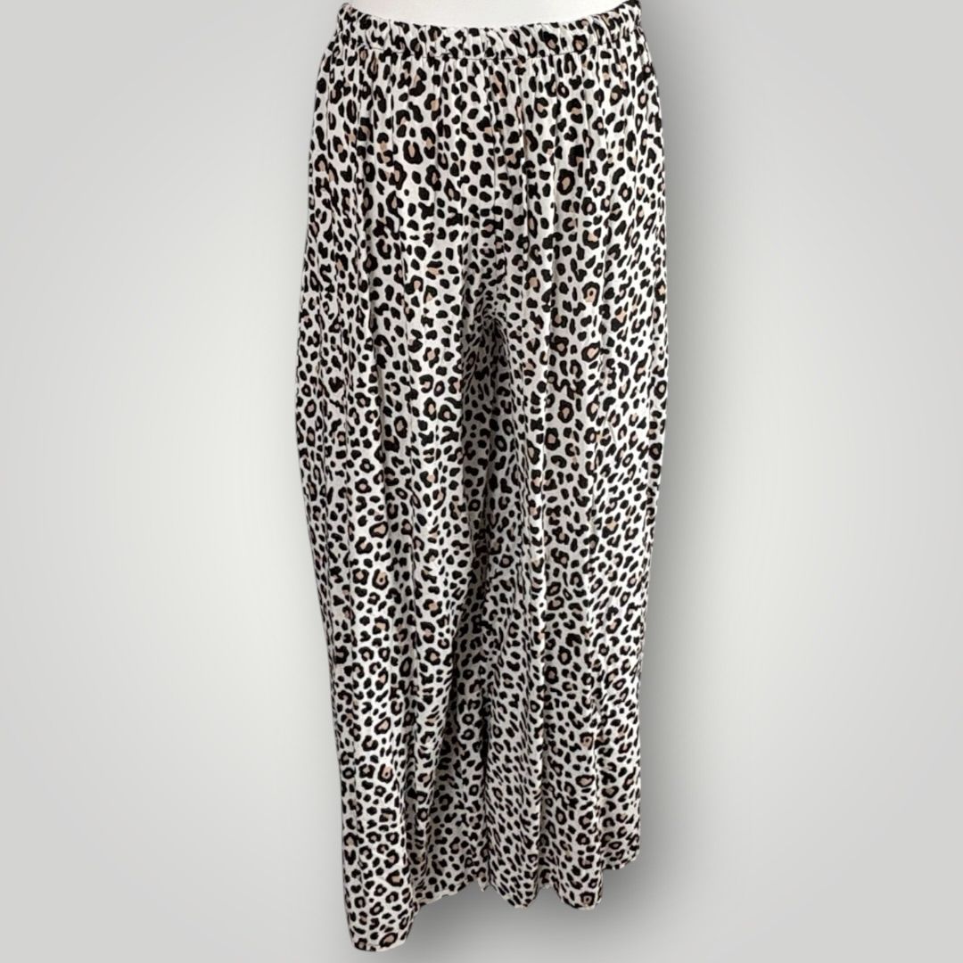 Leo Hose mit weitem Bein