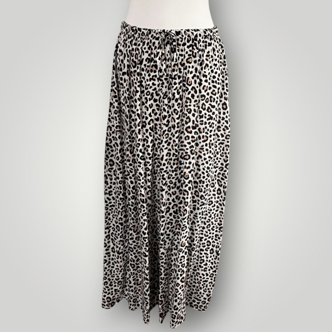 Leo Hose mit weitem Bein